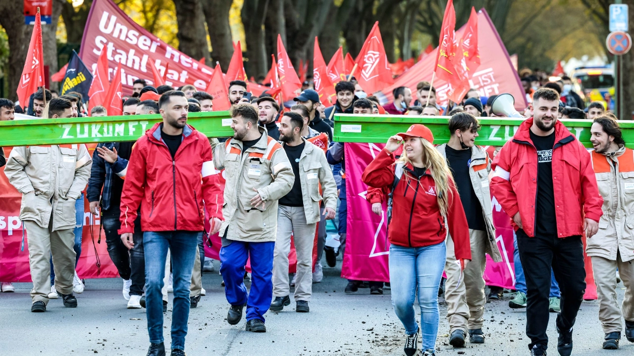 Fairwandel-Aktionstag: In Duisburg findet im Rahmen des bundesweiten Aktionstags die größte Aktion der IG Metall Jugend statt. Mit einem Demonstrationszug fordern die jungen Metallerinnen und Metaller lautstark mehr und bessere Ausbildung.