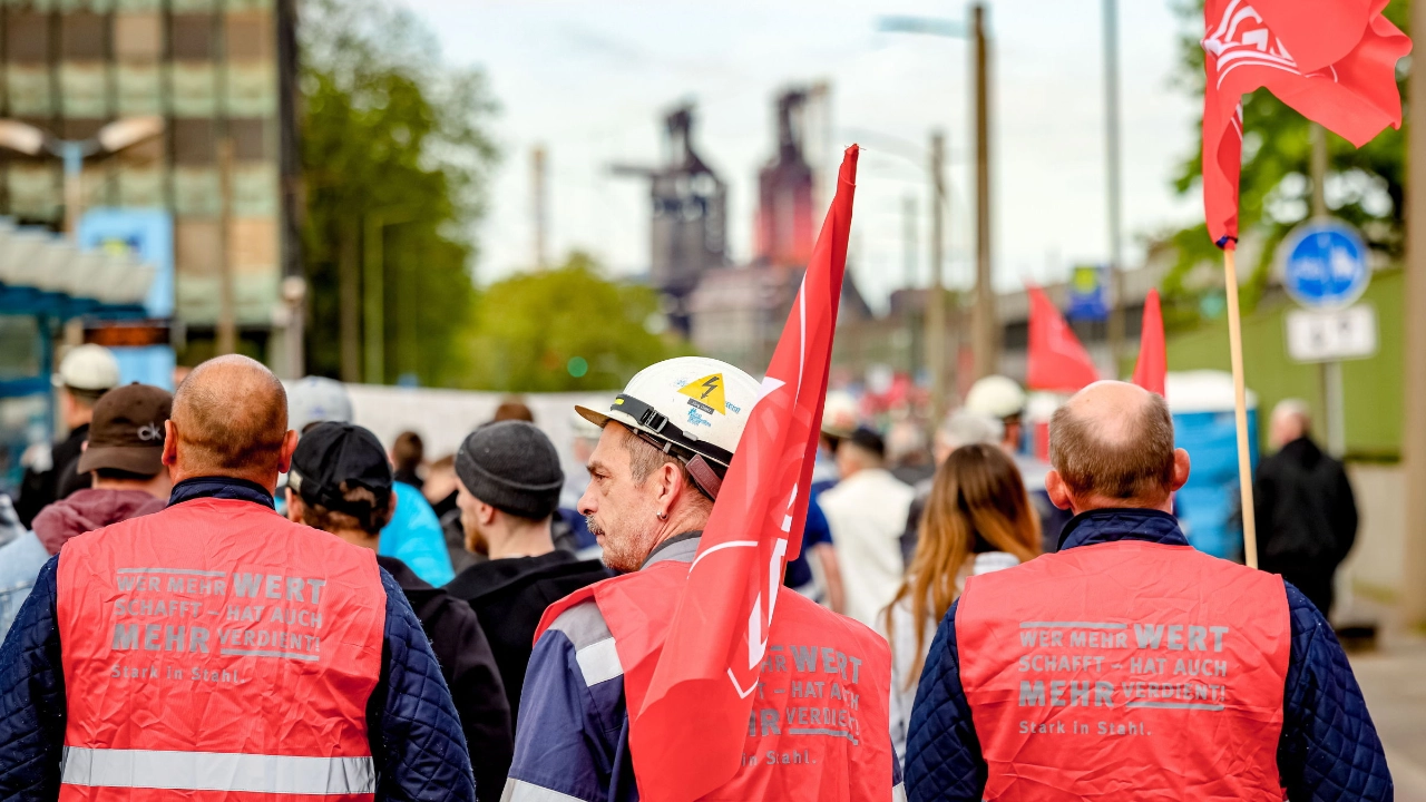 Beschäftigte von Thyssenkrupp Steel Europe demonstrieren in Duisburg.