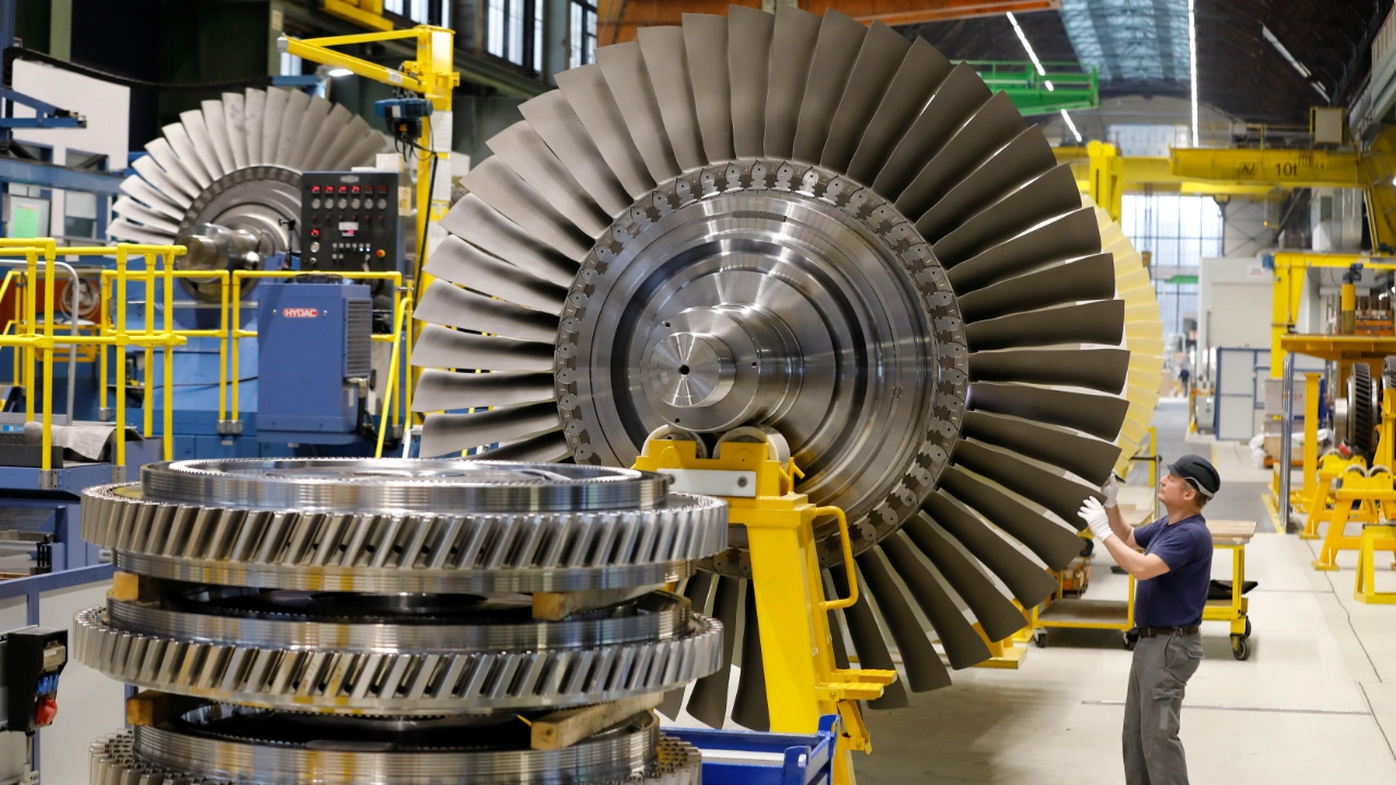 Siemens-Energy, Gasturbinenwerk, Uwe Schröer kontroliert die Oberfläche von Turbinen-Schaufeln