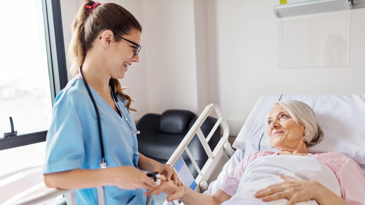 Pflegerin mit Patientin