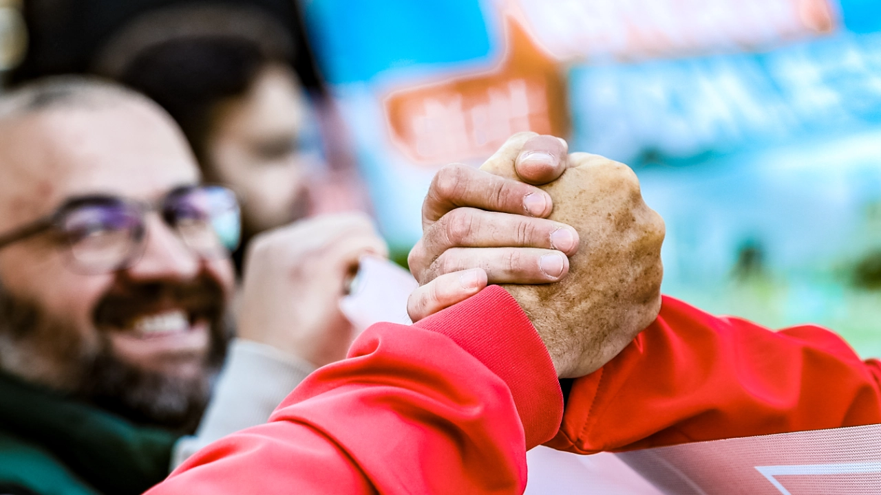 Handschlag bei der HKM Kundgebung am 04.04.2025