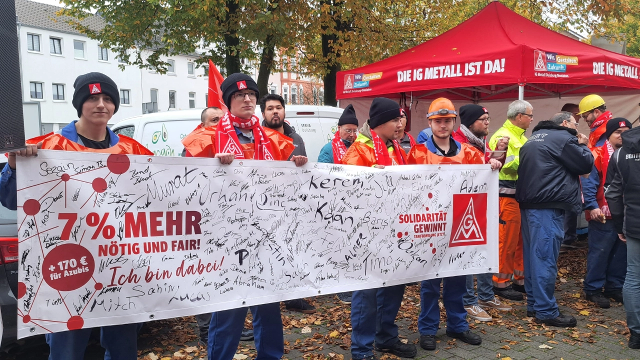 2024_11_06_Auszubildende mit Unterschriftenbanner