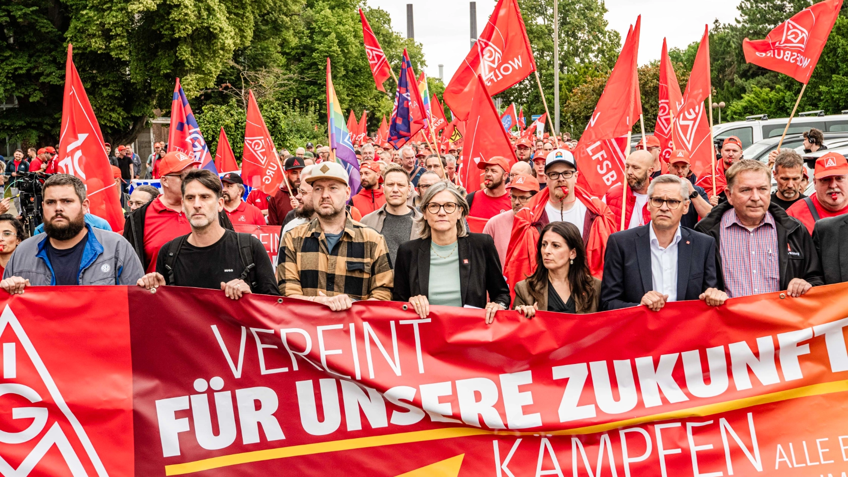 Der Angriff auf die Beschäftigten der Automobilindustrie in Deutschland geht weiter. Die Arbeitgeber befördern den Abbau von Entgelt-, Arbeitszeit-, Schutz- und Sozialstandards in Deutschland. Gleichzeitig verlagern sie Zukunftsprodukte an Billigstandorte. Der Wandel der Industrie wird zum Vorwand für die Abwicklung.