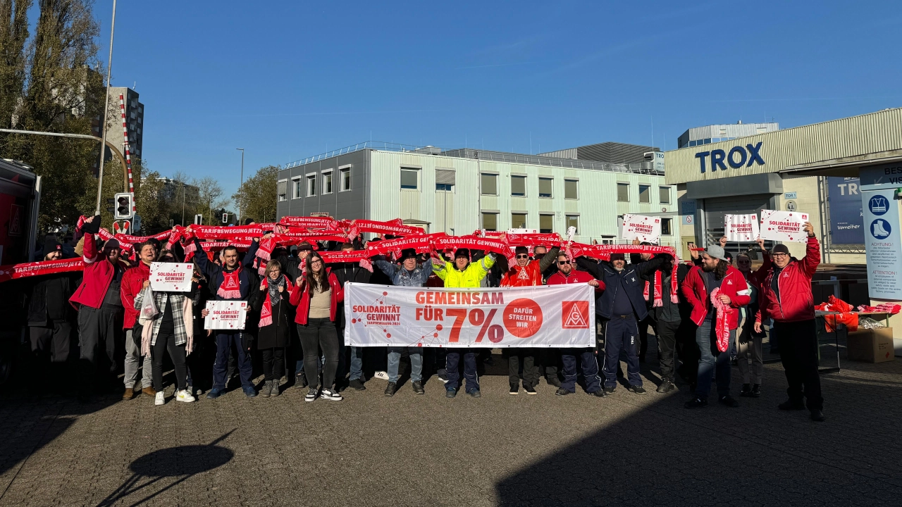 2024_11_04 Streikende Beschäftigte bei TROX in Vluyn