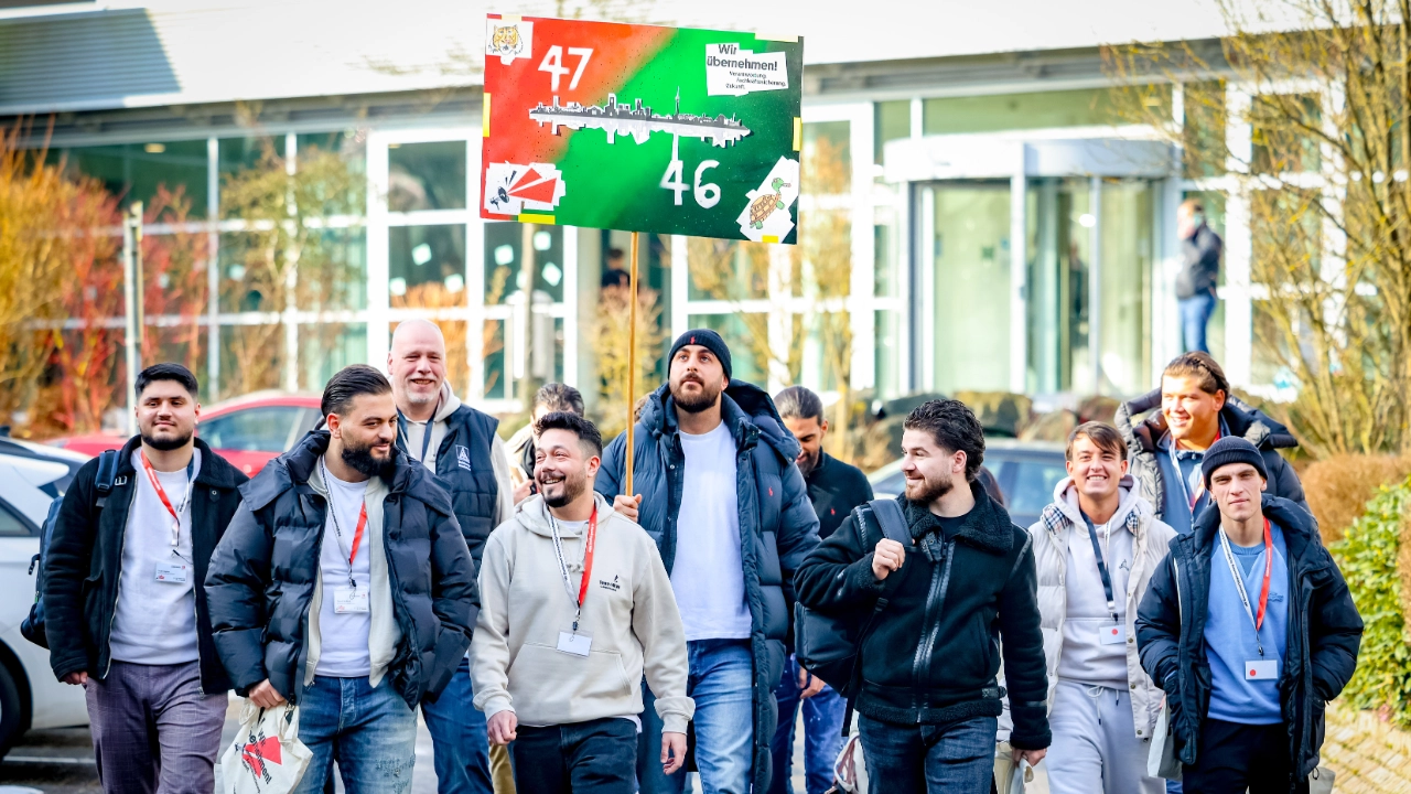 Thyssen trägt das Platzschild der IGM DuDi bei der JAV BR Tagung 2025