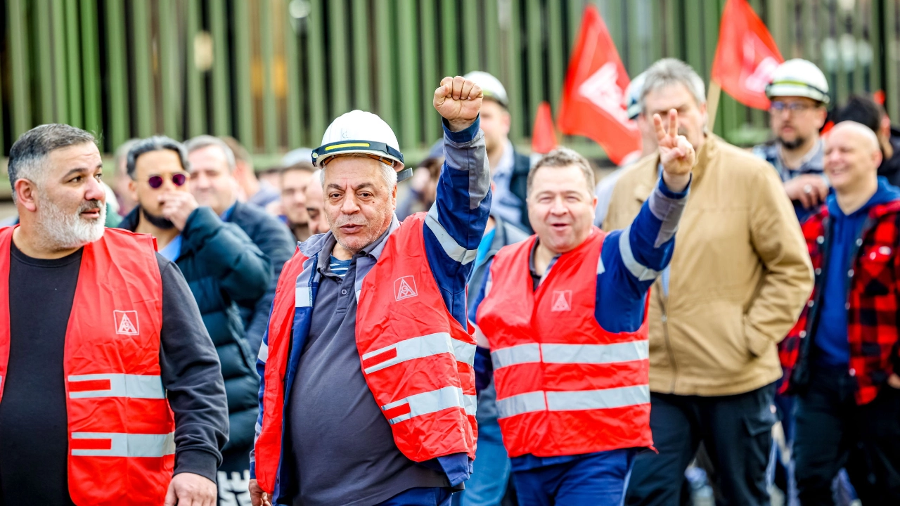 Beschäftigte von Thyssenkrupp Steel Europe demonstrieren in Duisburg.