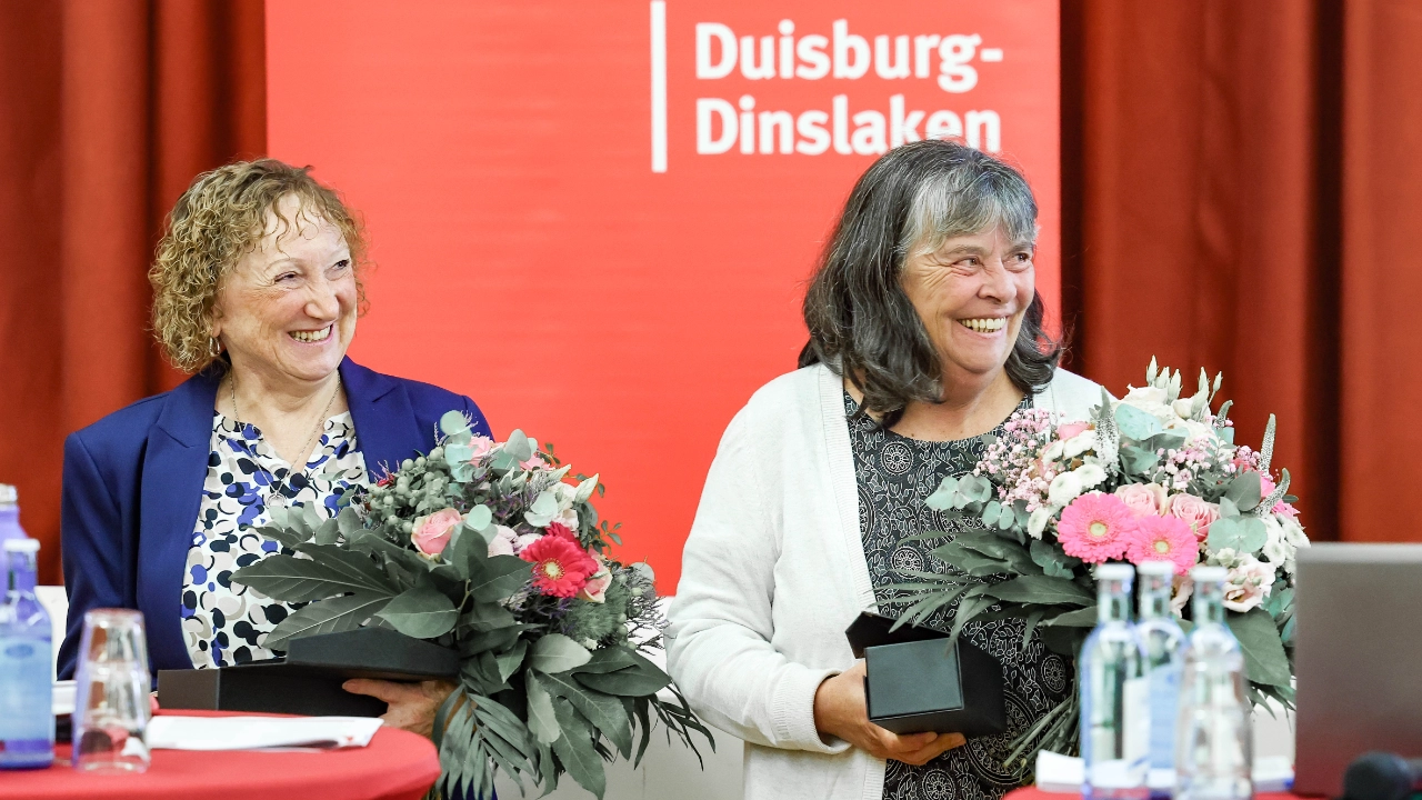 Delegiertenversammlung Nov 24 Blumenübergabe