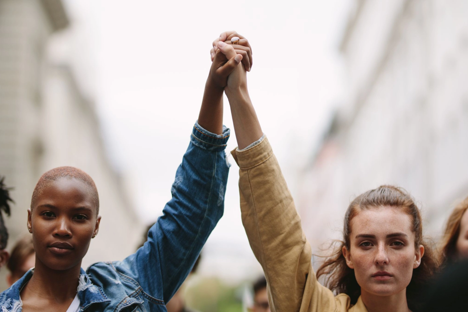 Protestierende Frauen mit haltenden Händen