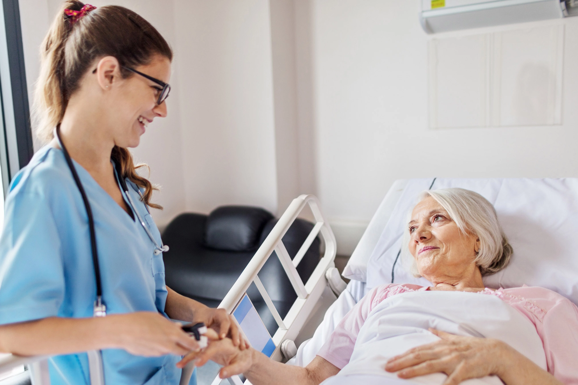 Pflegerin mit Patientin