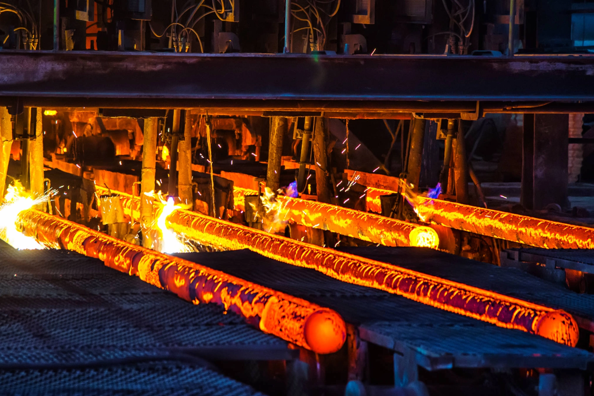 Glühende Metallstangen.