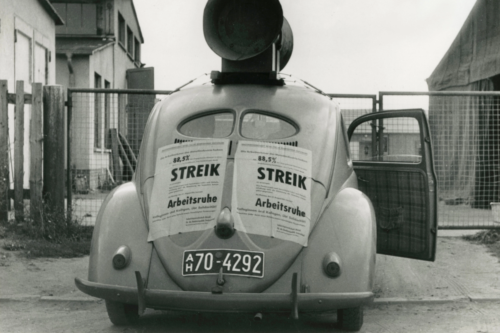 VW mit Streik- Lautsprecher im Hessenstreik