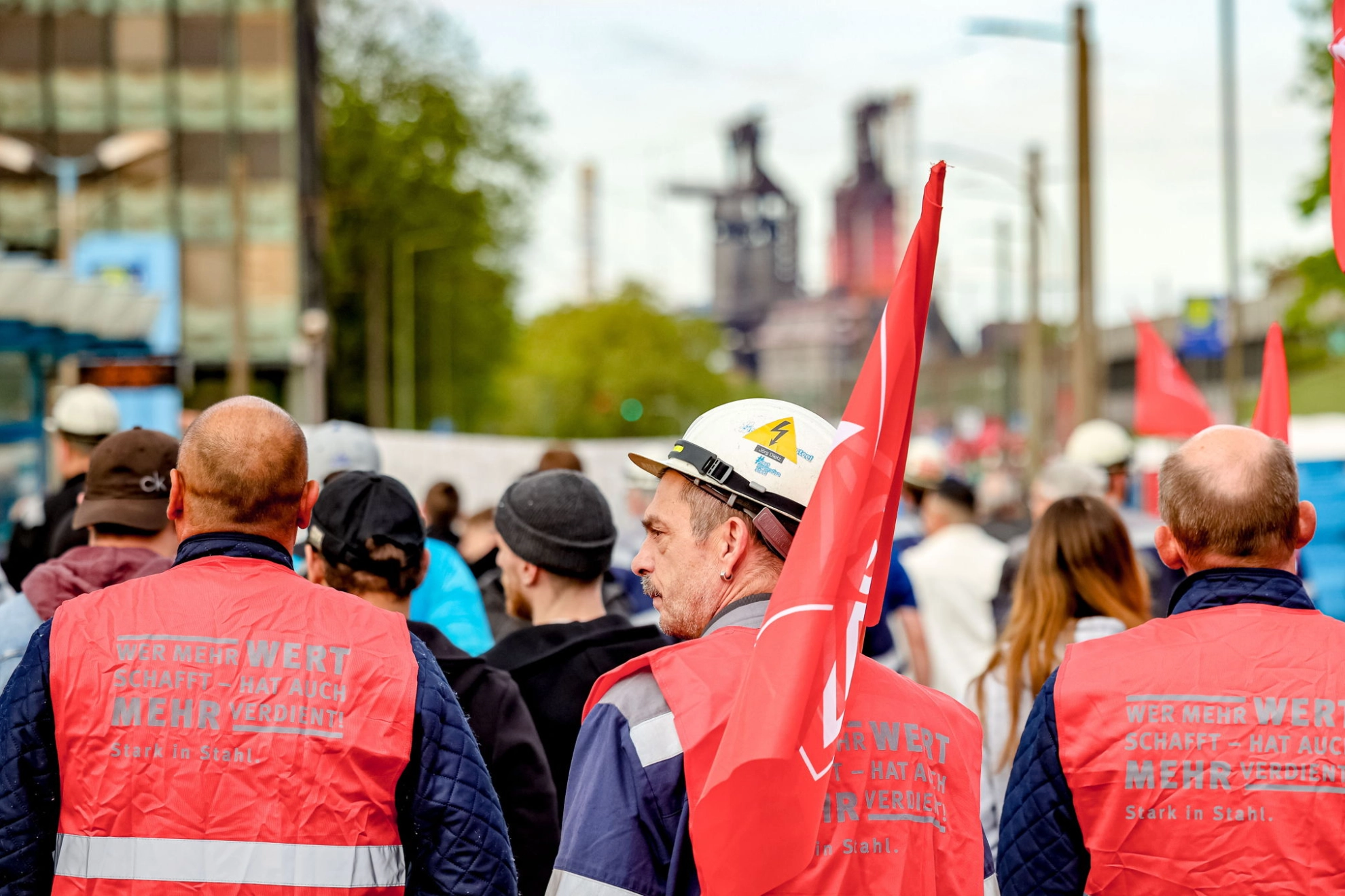 Beschäftigte von Thyssenkrupp Steel Europe demonstrieren in Duisburg.