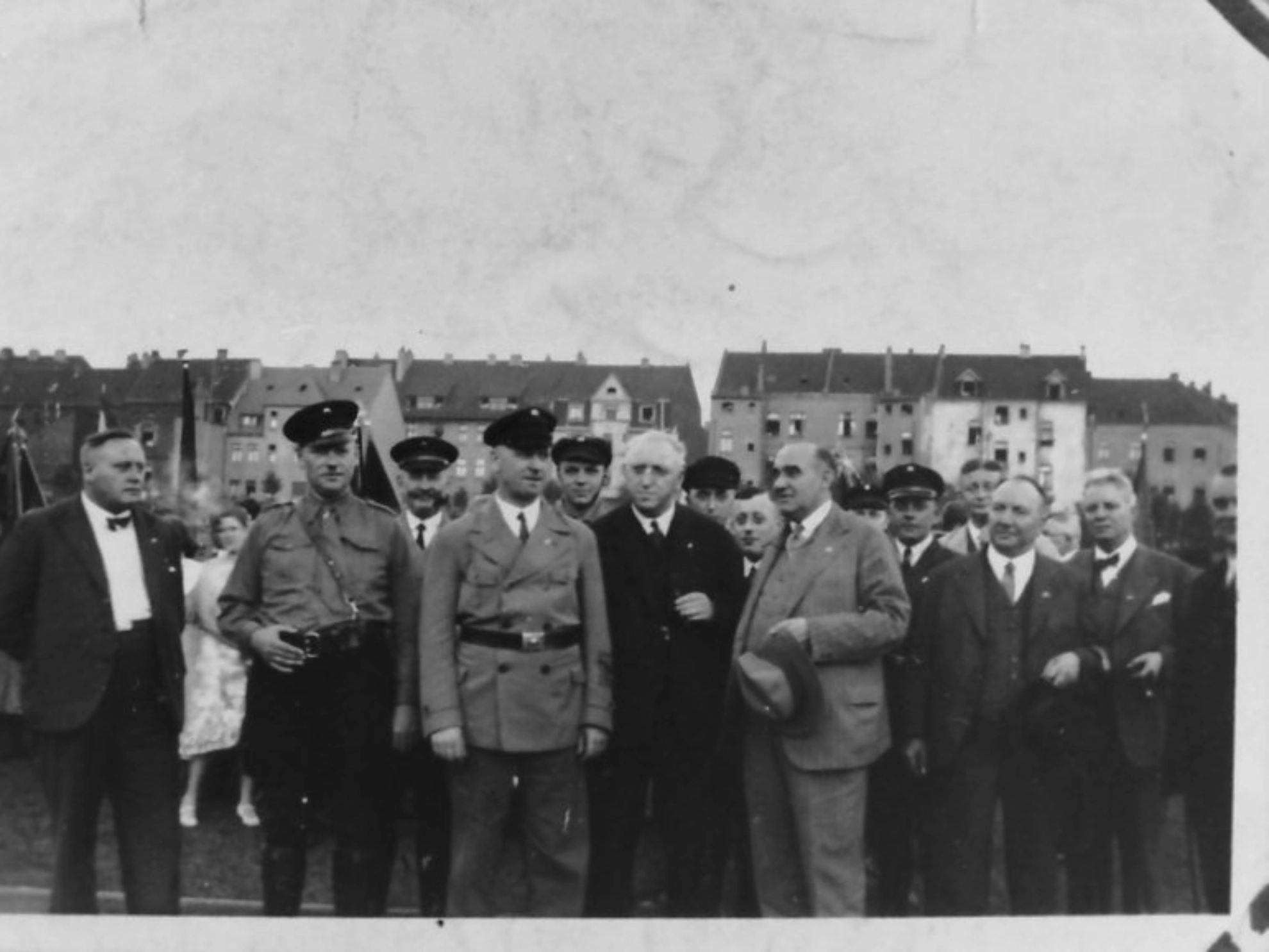 Kundgebung der SPD am 30. Juni 1932 im Stadion Hamborn: Vorrne, 2. von rechts: Michael Rodenstock.
