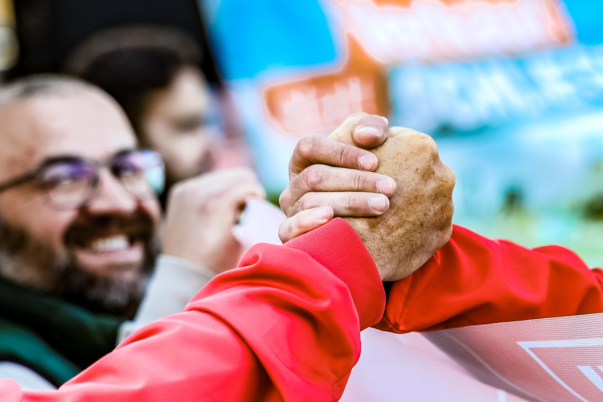 Handschlag bei der HKM Kundgebung am 04.04.2025