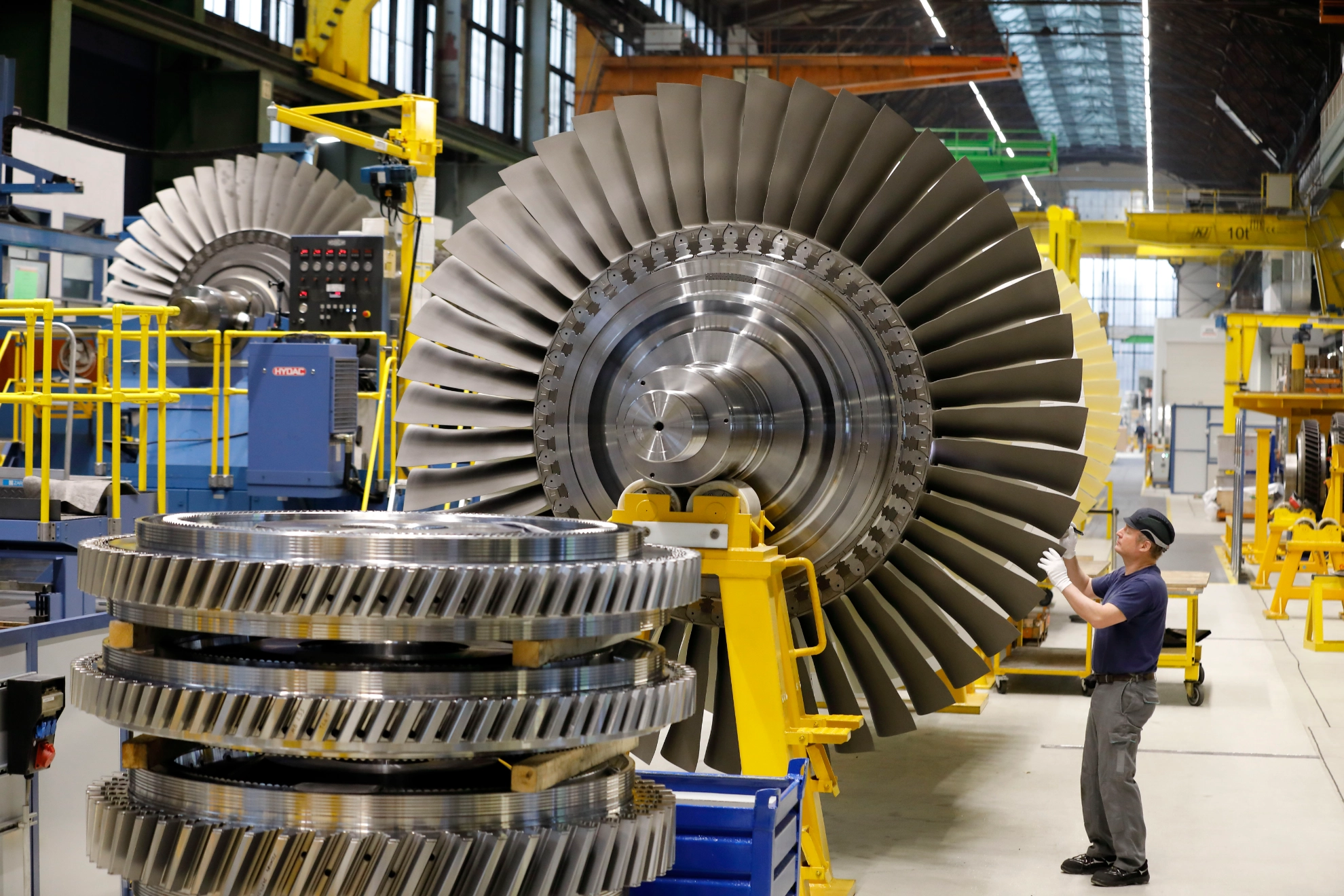 Siemens-Energy, Gasturbinenwerk, Uwe Schröer kontroliert die Oberfläche von Turbinen-Schaufeln