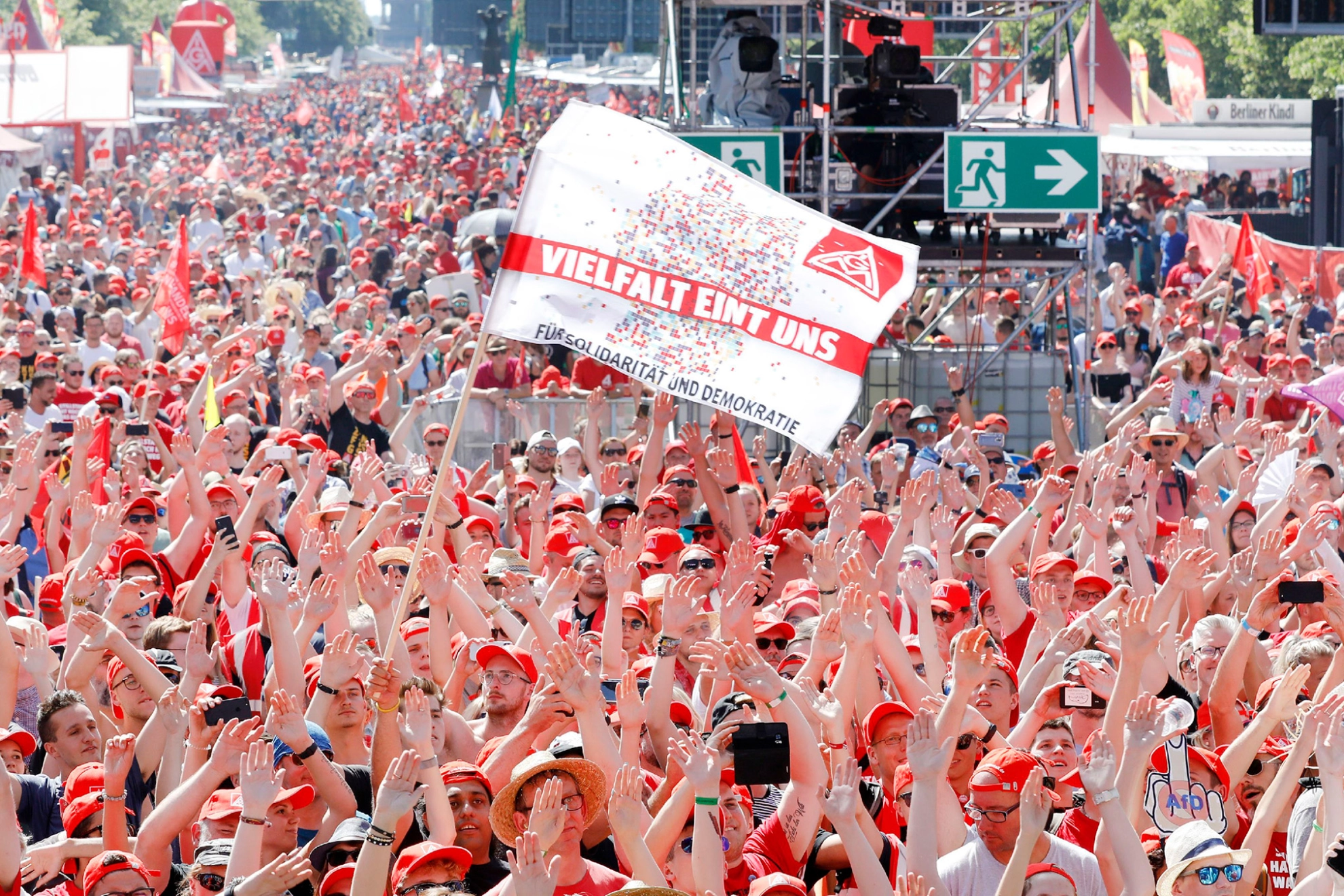 "Vielfalt eint uns"-Banner auf der Fairwandel-Kundgebung in Berlin