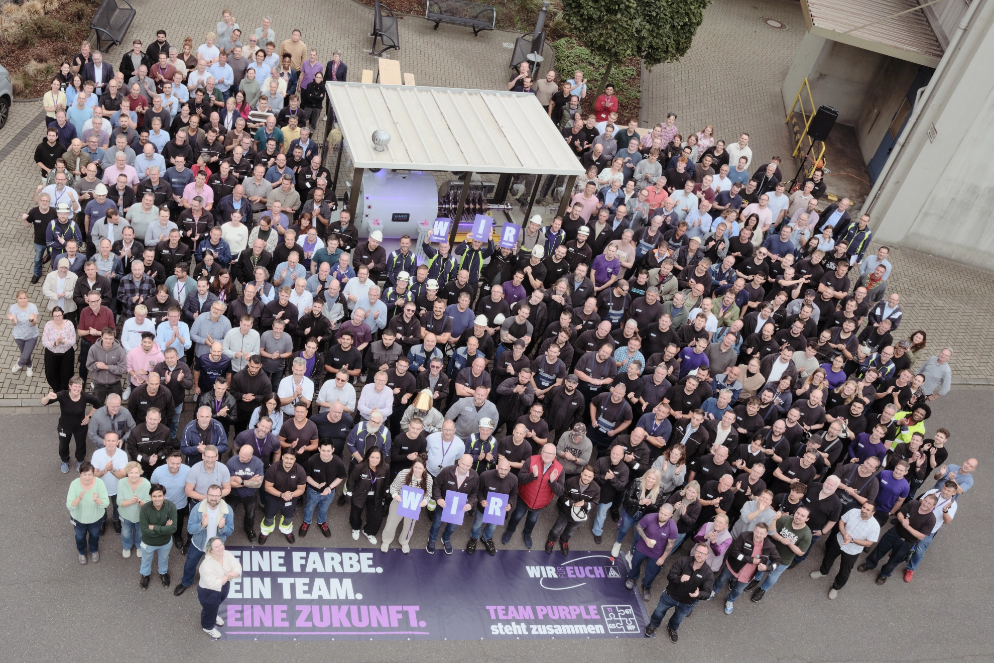 EINE FARBE. EIN TEAM. EINE ZUKUNFT. TEAM PURPLE STEHT ZUSAMMEN