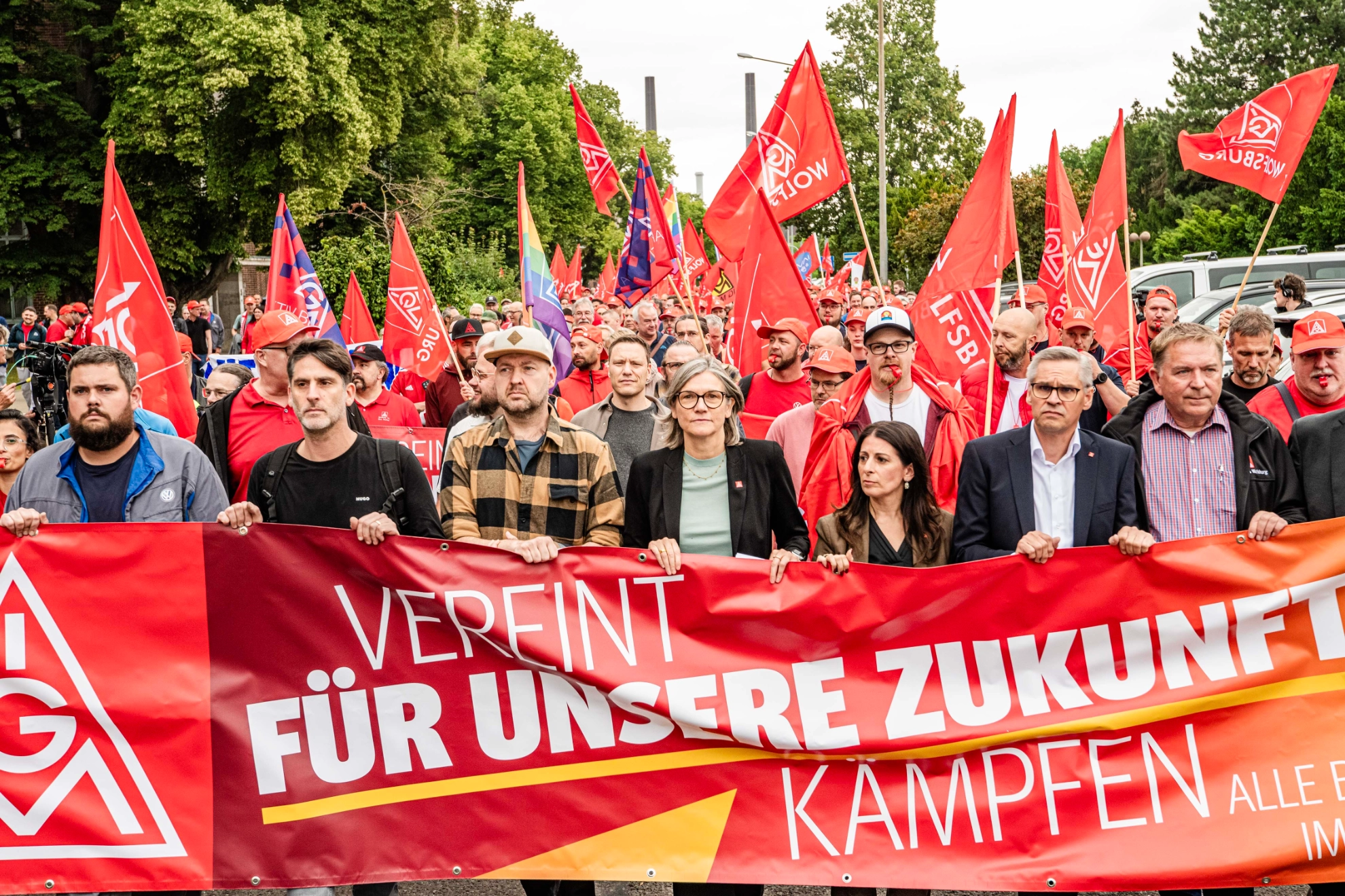 Der Angriff auf die Beschäftigten der Automobilindustrie in Deutschland geht weiter. Die Arbeitgeber befördern den Abbau von Entgelt-, Arbeitszeit-, Schutz- und Sozialstandards in Deutschland. Gleichzeitig verlagern sie Zukunftsprodukte an Billigstandorte. Der Wandel der Industrie wird zum Vorwand für die Abwicklung.