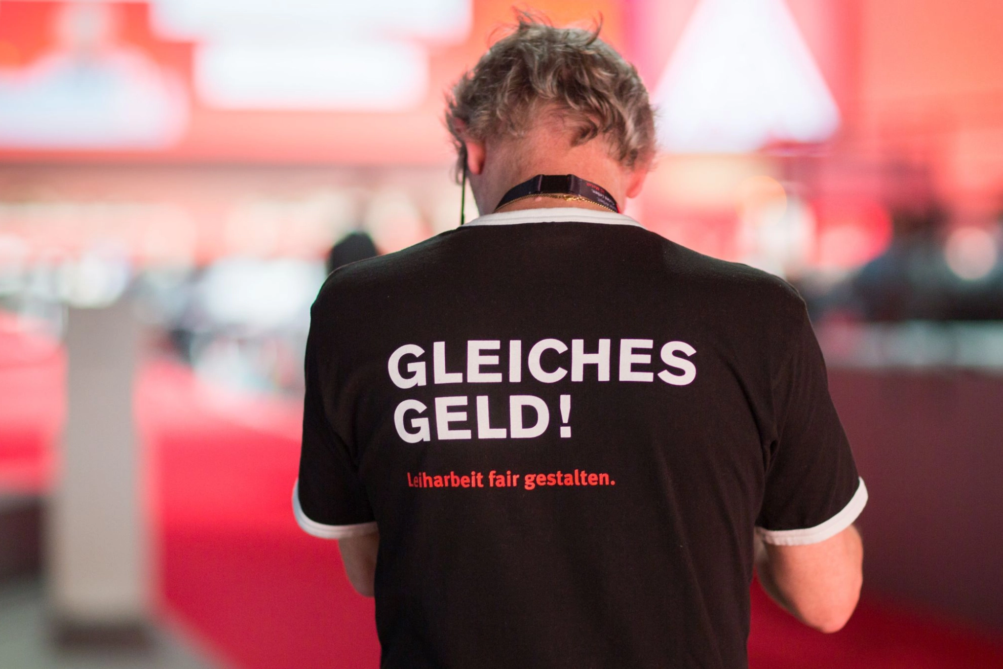 ein Delegierter auf dem Gewerkschaftstag 2015 der IG Metall trägt ein T-Shirt mit der Aufschrift "Gleiches Geld. Leiharbeit fair gestalten."
