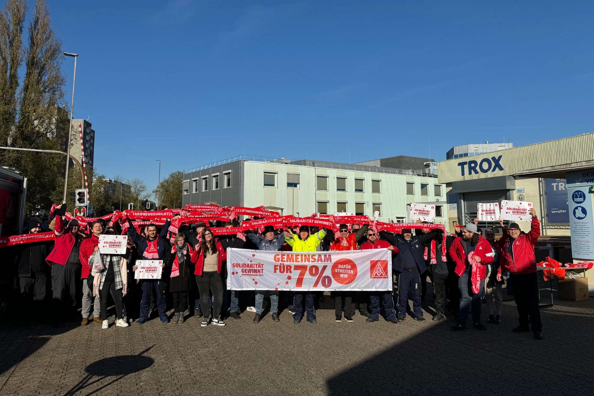 2024_11_04 Streikende Beschäftigte bei TROX in Vluyn