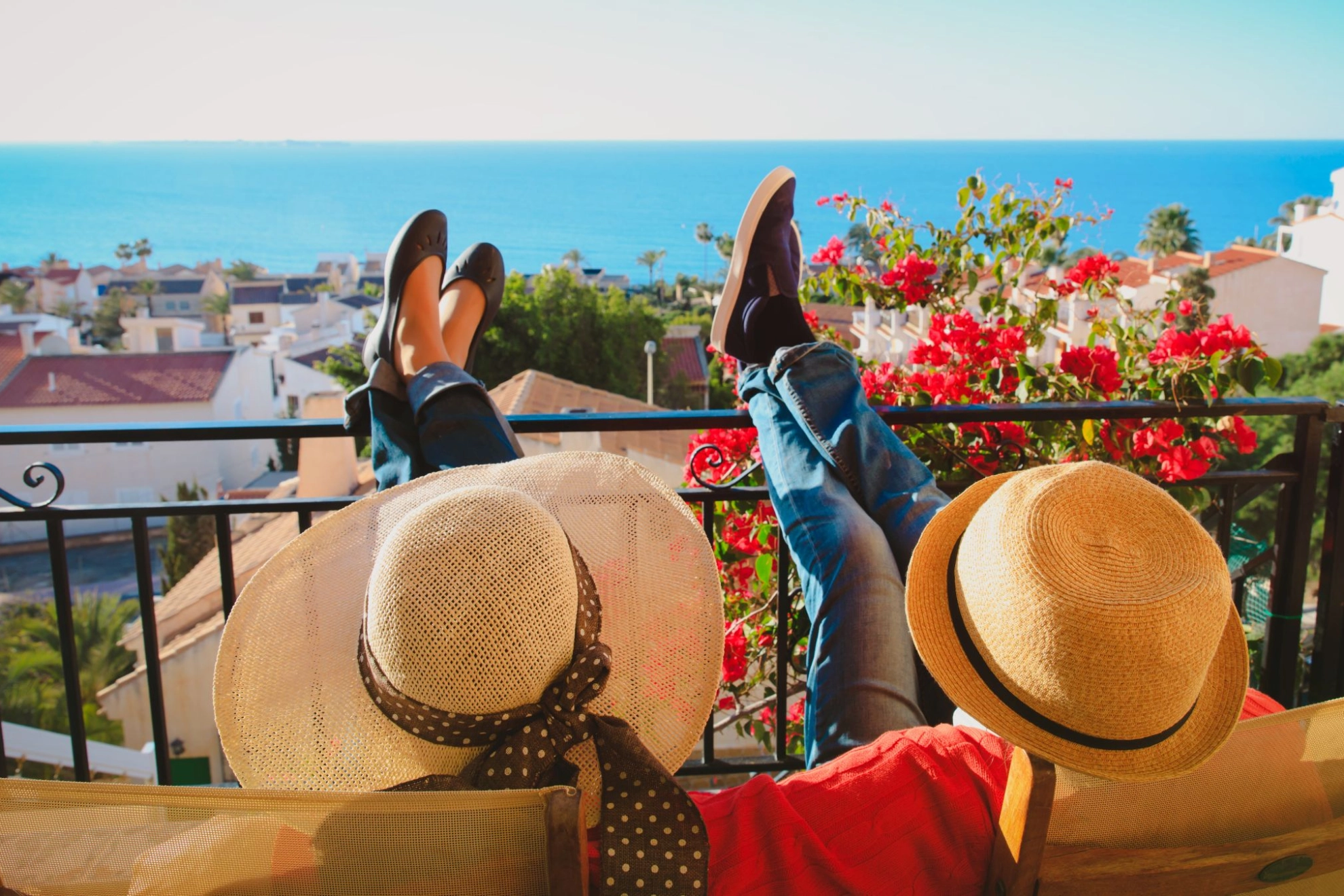 Paar auf Balkon mit Aussicht