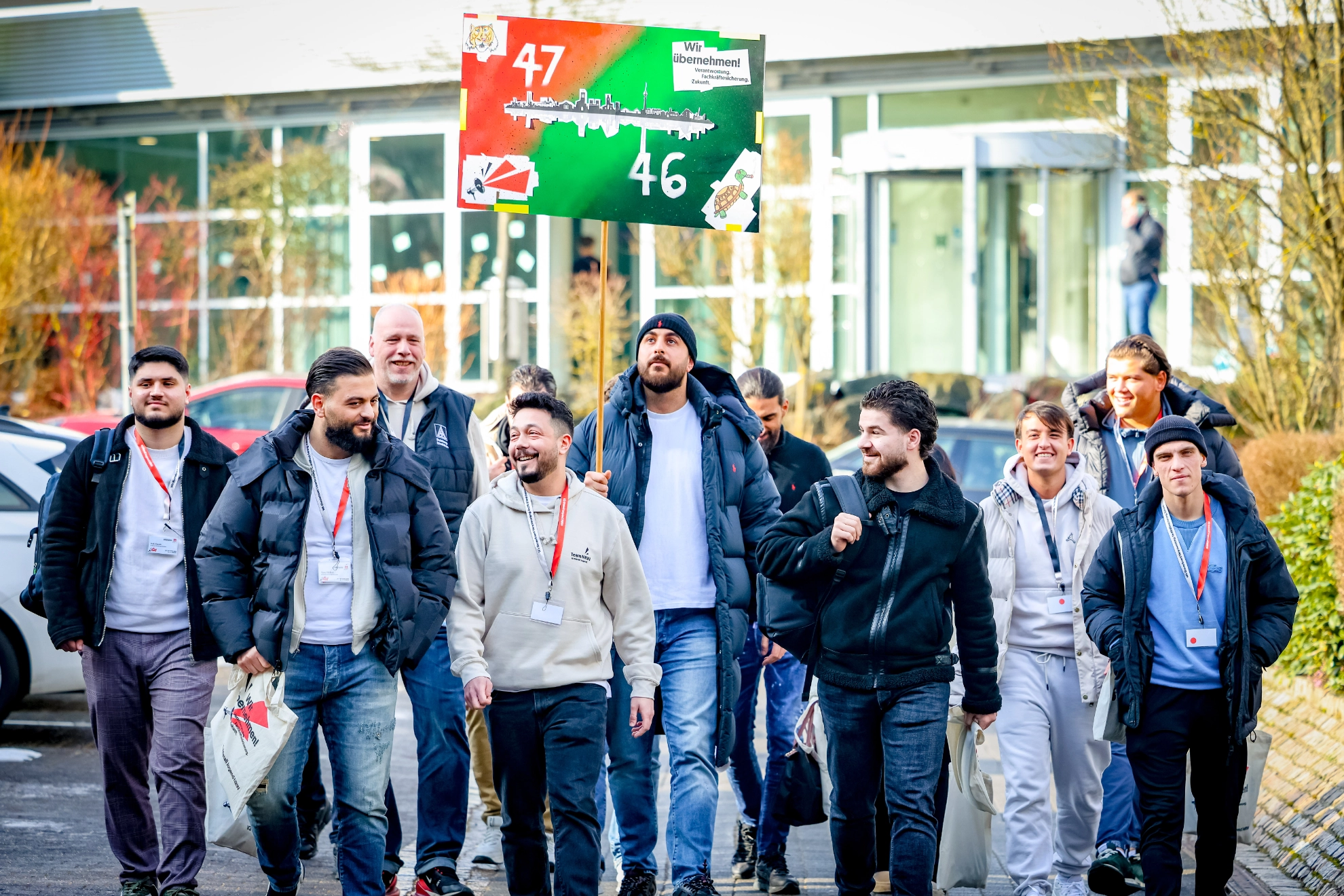 Thyssen trägt das Platzschild der IGM DuDi bei der JAV BR Tagung 2025