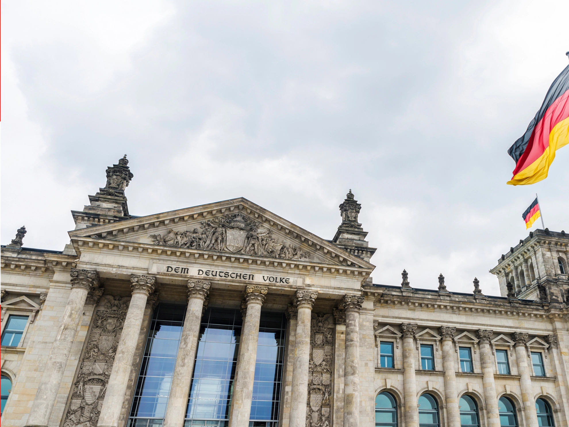 Eine Deutschland-Flagge weht vor dem Bundestag in Berlin