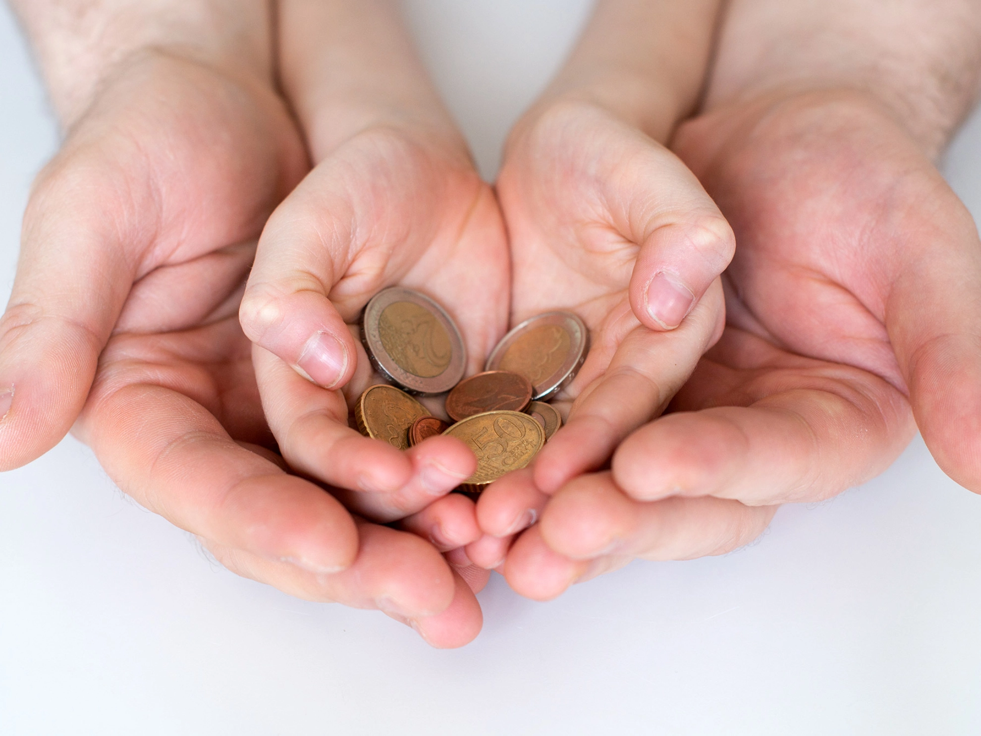 Vater und seiner Kind halten Euro-Münzen in den Händen