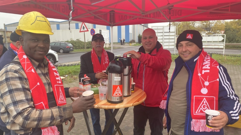 2024_10_31_Streikende Werftarbeiter beim Kaffeejpg
