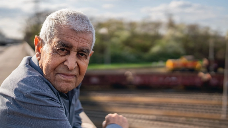 »Als wir in Deutschland ankamen, waren wir keine Menschen, sondern nur Arbeitskräfte. Aber wir haben es geschafft, uns zu organisieren, für unsere Rechte zu kämpfen und als Menschen wahrgenommen zu werden.«<br/><br/>– Hasan Özen, Geb. 1939, Gürün, Provinz Sivas, Türkei