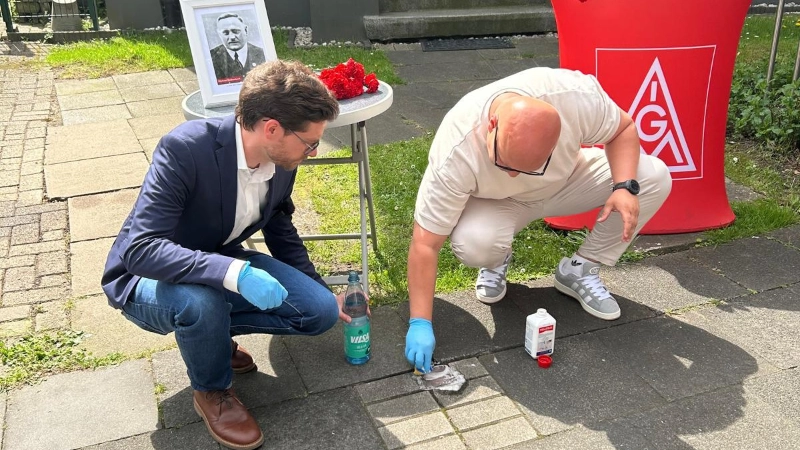 2025-05-02-Säubern des Stolpersteins von Michael Rodenstock