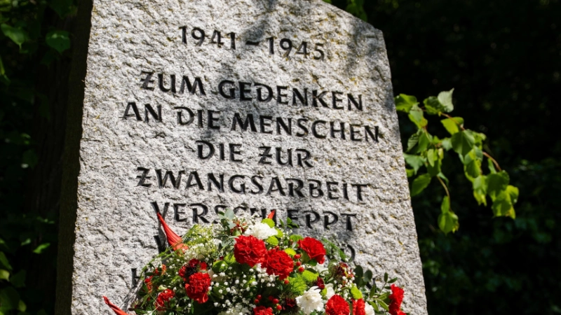 2025-05-08 Kranzniederlegung am Grab der Zwangsarbeiter*innen