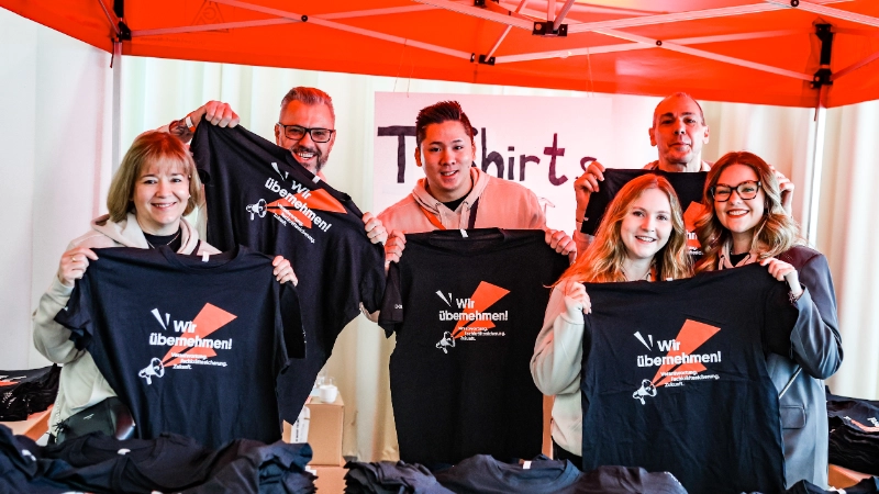Gruppenbild der Teamenden bei der Tshirt Ausgabe auf der JAV BR Tagung 2025 in Willingen